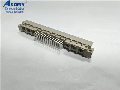 DIN41612 Vertikalios kištuko jungtis 42 padėties